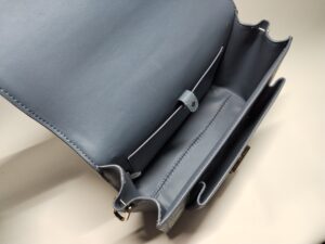 中の仕切りを取り外し後のケイト・スペードのバッグ