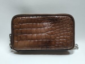 色褪せたクロコダイルレザーの長財布
