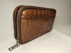 補修前の色褪せたクロコダイルレザーの長財布