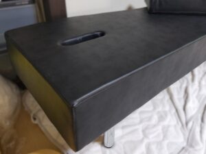 革張替え後の施術台