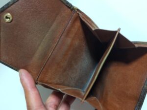 補修前のルイ・ヴィトンモノグラム財布の内側の汚れ