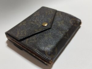 【ルイ・ヴィトン財布補修】端面の破れと色褪せをリサイズと染め直しで綺麗に！