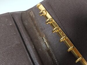 金具が取れてしまった状態のルイ・ヴィトン手帳カバー