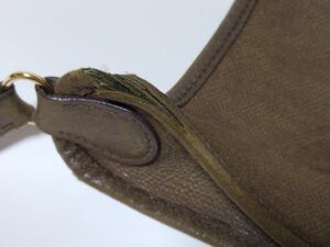 補修前のエルメスのバッグヘリ巻きの破れ