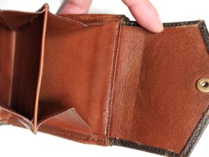 補修後のルイ・ヴィトンモノグラム三つ折り財布の内側小銭入れ