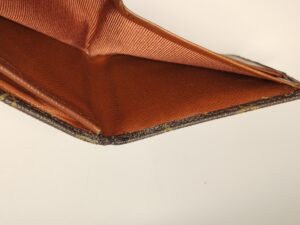 補修後のルイ・ヴィトンモノグラム三つ折り財布の内側札入れ