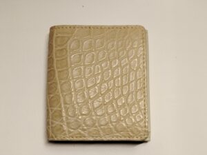 補修前のクロコダイルレザーの財布