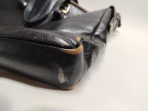 補修前のバッグ底コーナーのスレ傷