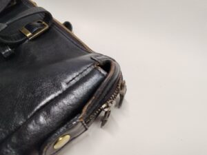 補修前のバッグ端面のスレ傷