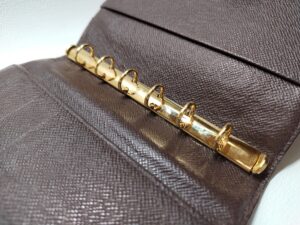 補修後のルイ・ヴィトン手帳カバーの金具部分