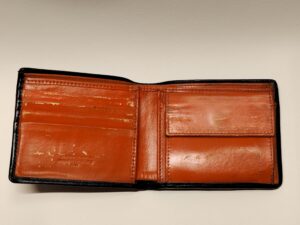塗装の剥がれたペローニの財布