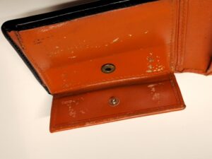 補修前のペローニの財布塗装剥がれ