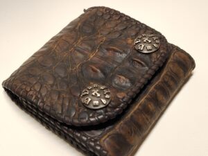 補修前のヴァンアンバーグのクロコダイルレザーの財布