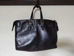 補修後の革のバッグ