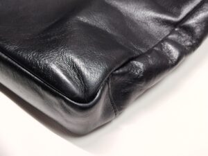 スレ傷補修後のバッグのコーナー部分