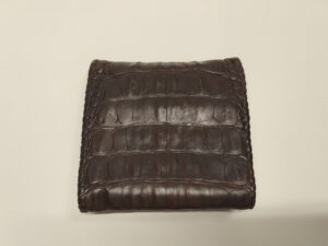補修後のヴァンアンバーグのクロコダイルレザーの財布背面