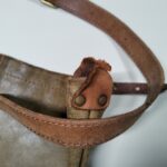 ショルダーベルトの付け根の革が切れた状態