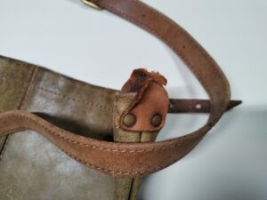 ショルダーベルトの付け根の革が切れた状態