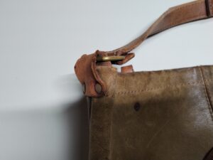 ショルダーベルトの付け根の革が切れかけた状態