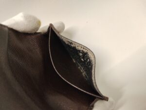 補修前のルイ・ヴィトンダミエのカードケースポケットの内側