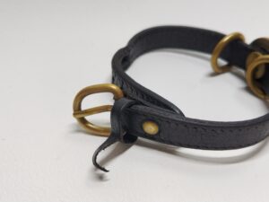 補修前のイルビゾンテのブレスレットの革の切れ