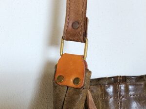 補修後のショルダーベルトの付け根の革
