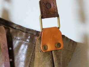 補修後のショルダーベルトの付け根の革