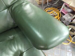 修理前のカリモクソファの肘掛けの傷