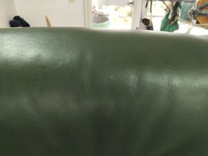 修理前のカリモクソファ背もたれの革剥がれ