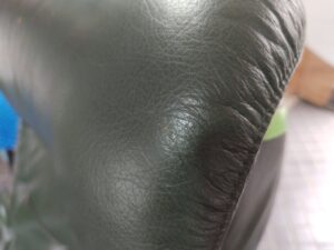 修理前のカリモクソファの傷