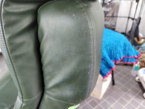 修理前のカリモクソファのスレ傷