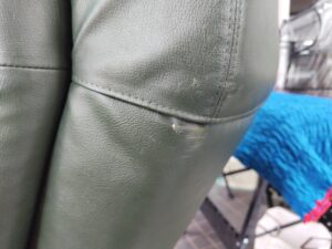 修理前のカリモクソファの革剥がれ