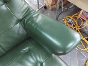 傷修理後のカリモクソファの肘掛け
