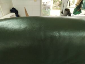 剥がれ修理後のカリモクソファの背もたれ