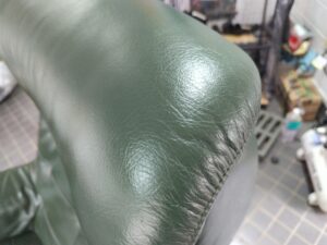 傷修理後のカリモクソファの背もたれ
