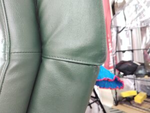 剥がれ修理後のカリモクソファのサイド