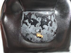 補修前のセリーヌのバッグのポケット部表皮剥がれ