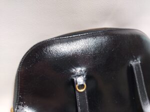補修前のセリーヌのバッグの持ち手付け根の表皮剥がれ
