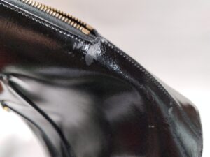 補修前のセリーヌのバッグの表皮剥がれ