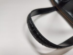 補修前のセリーヌのバッグの持ち手の表皮はがれ
