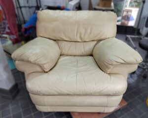修理前の本革ソファ