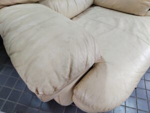 修理前の本革ソファ肘掛け