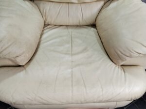修理前の本革ソファ座面の状態