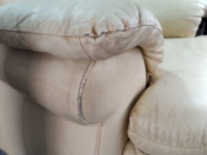 修理前の本革ソファのスレ、黒ずみ