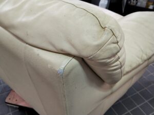 修理前の本革ソファ背面コーナーの革剥がれ