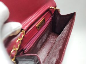 補修前のクワンペンのクロコダイルレザーのバッグの内側の傷み
