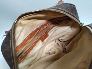 修理前のセリーヌバッグ内装のシミ