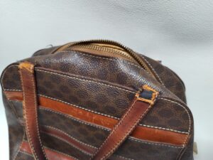 修理前のセリーヌバッグの切れかけた持ち手の付け根