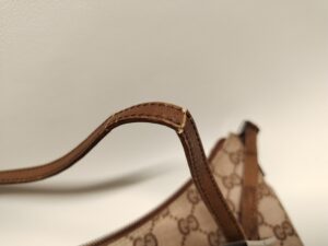 修理前のグッチのアクセサリーポーチの切れかけた持ち手