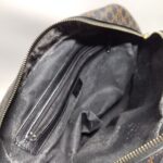 修理前の加水分解で劣化したセリーヌバッグの合皮の内袋